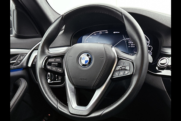 BMW 5 Serie Touring 520e Business Edition Plus (TREKHAAK ELETK. WEGKLAPBAAR, DEALER ONDERHOUDER, ELEKT. STOELEN, SFEERVERLICHTING)