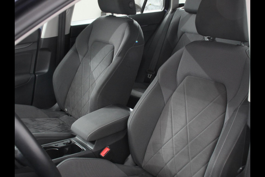 Volkswagen GOLF Variant 1.5 eTSI 150pk DSG Style | Navigatie | Climate Control | Camera | Parkeer Sensoren | Adaptive Cruise control | Achterklep electrisch bedienbaar | Stoelverwarming