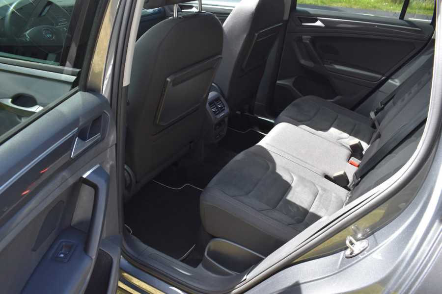 Volkswagen Tiguan 1.5 TSI ACT Highline Business R Trekhaak/Pano/Navi/R-line