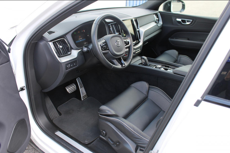 Volvo XC60 T6 350PK Automaat Plug-in hybrid AWD Plus Dark Apple Carplay / Adaptive cruise control / Panorama dak / Sportstoelen / Elektrisch bedienbare bestuurderstoel met geheugen / Keyless Entry / Elektrische achterklep
