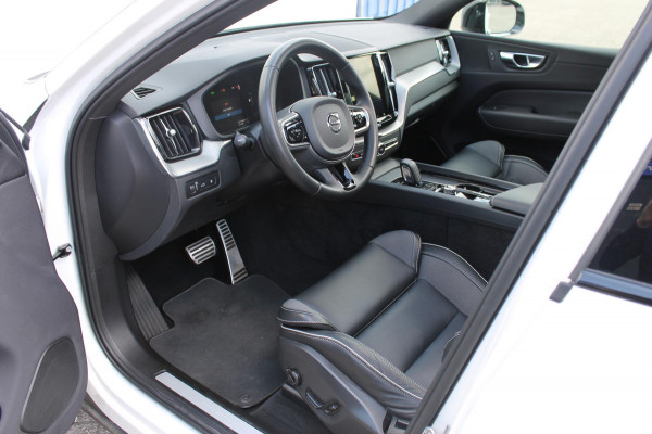 Volvo XC60 T6 350PK Automaat Plug-in hybrid AWD Plus Dark Apple Carplay / Adaptive cruise control / Panorama dak / Sportstoelen / Elektrisch bedienbare bestuurderstoel met geheugen / Keyless Entry / Elektrische achterklep