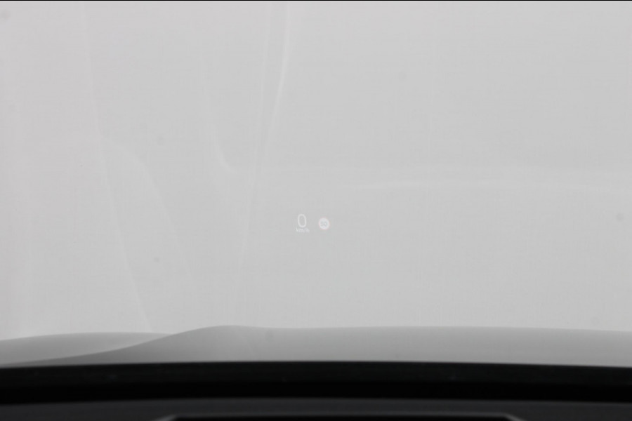 Volvo XC60 T8 Twin Engine AWD R-Design Luchtvering / Head-up display / BLIS / Elektrisch bedienbare bestuurderstoel met geheugen / Cruise control / Achteruitrij camera / Apple Carplay / Android auto /