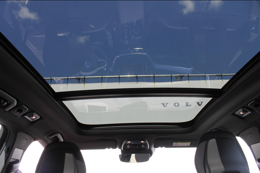 Volvo XC60 T8 Twin Engine AWD R-Design Luchtvering / Head-up display / BLIS / Elektrisch bedienbare bestuurderstoel met geheugen / Cruise control / Achteruitrij camera / Apple Carplay / Android auto /