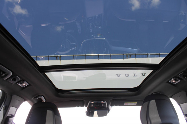 Volvo XC60 T8 Twin Engine AWD R-Design Luchtvering / Head-up display / BLIS / Elektrisch bedienbare bestuurderstoel met geheugen / Cruise control / Achteruitrij camera / Apple Carplay / Android auto /