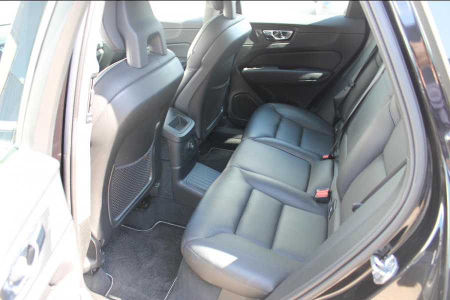 Volvo XC60 T8 Twin Engine AWD R-Design Luchtvering / Head-up display / BLIS / Elektrisch bedienbare bestuurderstoel met geheugen / Cruise control / Achteruitrij camera / Apple Carplay / Android auto /