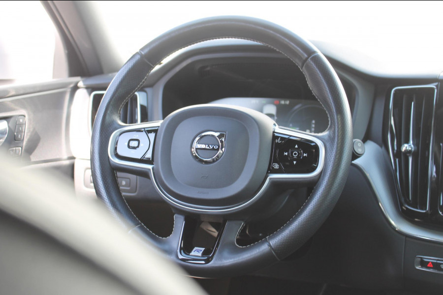 Volvo XC60 T8 Twin Engine AWD R-Design Luchtvering / Head-up display / BLIS / Elektrisch bedienbare bestuurderstoel met geheugen / Cruise control / Achteruitrij camera / Apple Carplay / Android auto /
