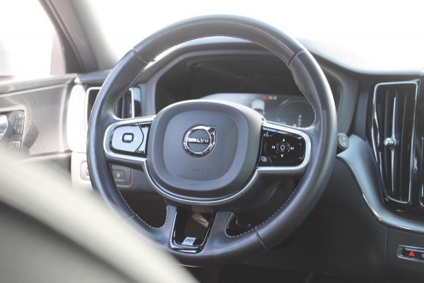 Volvo XC60 T8 Twin Engine AWD R-Design Luchtvering / Head-up display / BLIS / Elektrisch bedienbare bestuurderstoel met geheugen / Cruise control / Achteruitrij camera / Apple Carplay / Android auto /