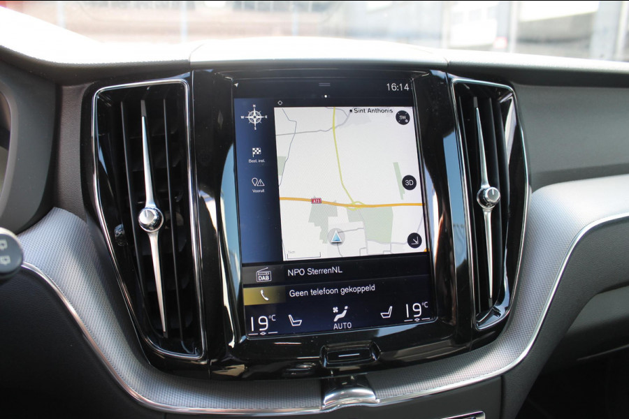 Volvo XC60 T8 Twin Engine AWD R-Design Luchtvering / Head-up display / BLIS / Elektrisch bedienbare bestuurderstoel met geheugen / Cruise control / Achteruitrij camera / Apple Carplay / Android auto /