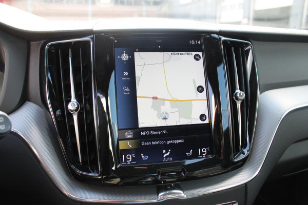 Volvo XC60 T8 Twin Engine AWD R-Design Luchtvering / Head-up display / BLIS / Elektrisch bedienbare bestuurderstoel met geheugen / Cruise control / Achteruitrij camera / Apple Carplay / Android auto /