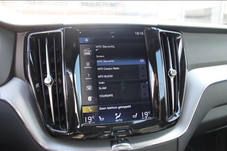 Volvo XC60 T8 Twin Engine AWD R-Design Luchtvering / Head-up display / BLIS / Elektrisch bedienbare bestuurderstoel met geheugen / Cruise control / Achteruitrij camera / Apple Carplay / Android auto /