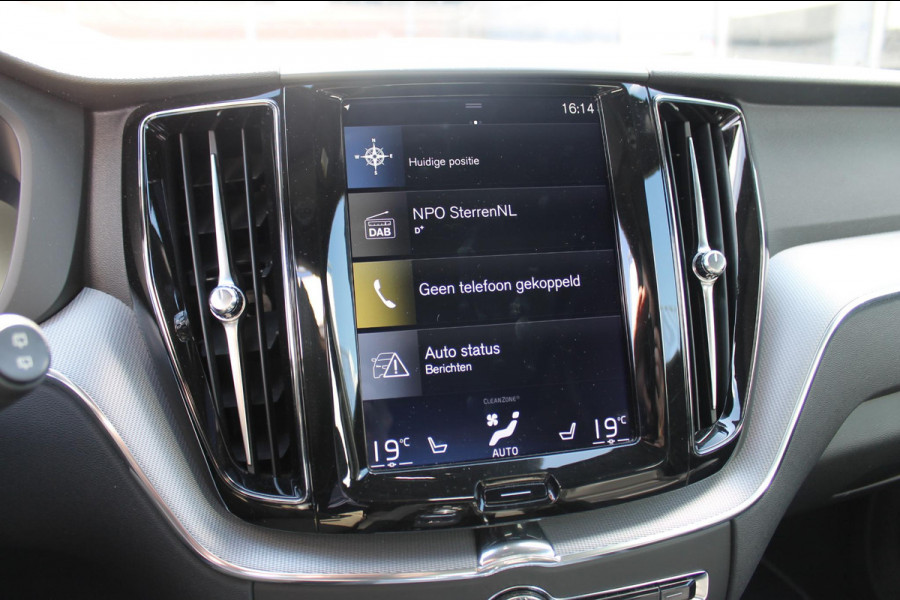 Volvo XC60 T8 Twin Engine AWD R-Design Luchtvering / Head-up display / BLIS / Elektrisch bedienbare bestuurderstoel met geheugen / Cruise control / Achteruitrij camera / Apple Carplay / Android auto /