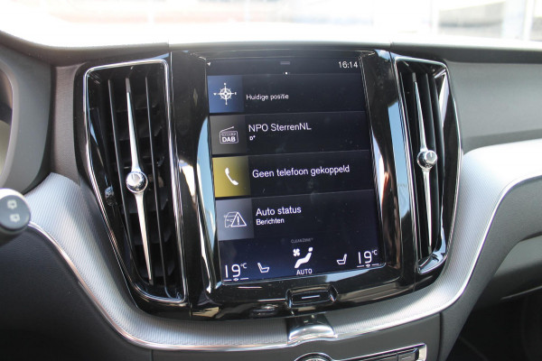 Volvo XC60 T8 Twin Engine AWD R-Design Luchtvering / Head-up display / BLIS / Elektrisch bedienbare bestuurderstoel met geheugen / Cruise control / Achteruitrij camera / Apple Carplay / Android auto /