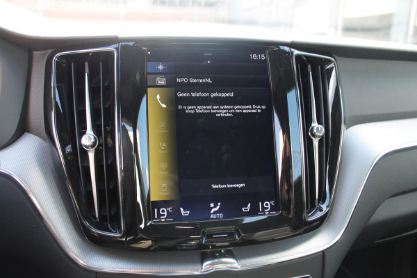 Volvo XC60 T8 Twin Engine AWD R-Design Luchtvering / Head-up display / BLIS / Elektrisch bedienbare bestuurderstoel met geheugen / Cruise control / Achteruitrij camera / Apple Carplay / Android auto /