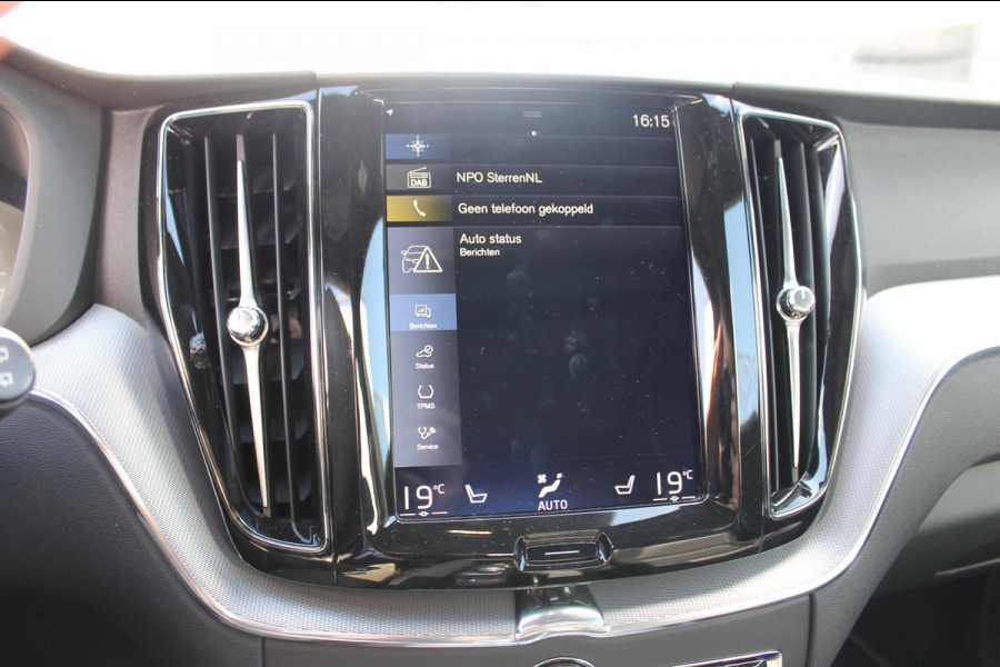 Volvo XC60 T8 Twin Engine AWD R-Design Luchtvering / Head-up display / BLIS / Elektrisch bedienbare bestuurderstoel met geheugen / Cruise control / Achteruitrij camera / Apple Carplay / Android auto /