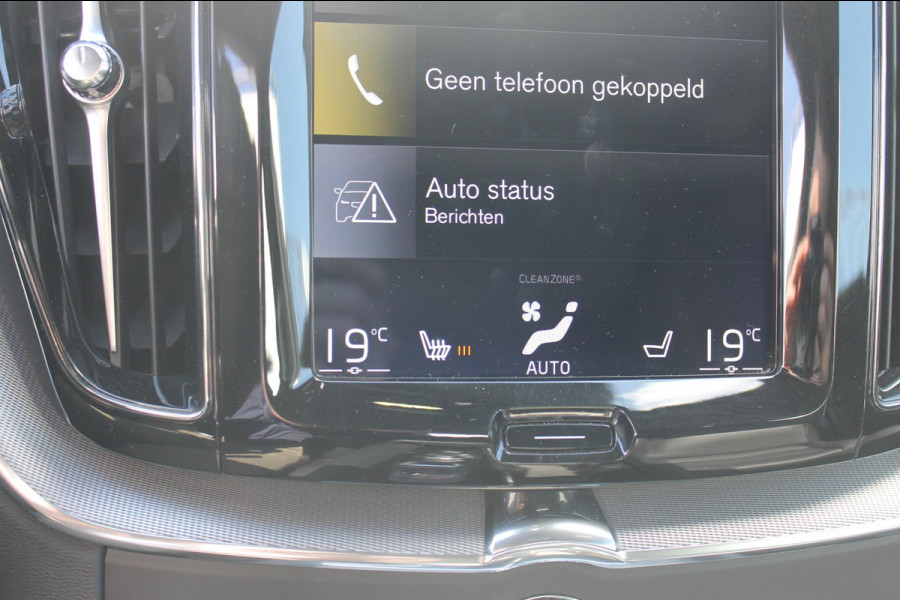 Volvo XC60 T8 Twin Engine AWD R-Design Luchtvering / Head-up display / BLIS / Elektrisch bedienbare bestuurderstoel met geheugen / Cruise control / Achteruitrij camera / Apple Carplay / Android auto /