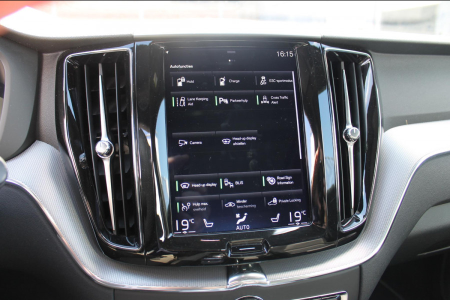 Volvo XC60 T8 Twin Engine AWD R-Design Luchtvering / Head-up display / BLIS / Elektrisch bedienbare bestuurderstoel met geheugen / Cruise control / Achteruitrij camera / Apple Carplay / Android auto /