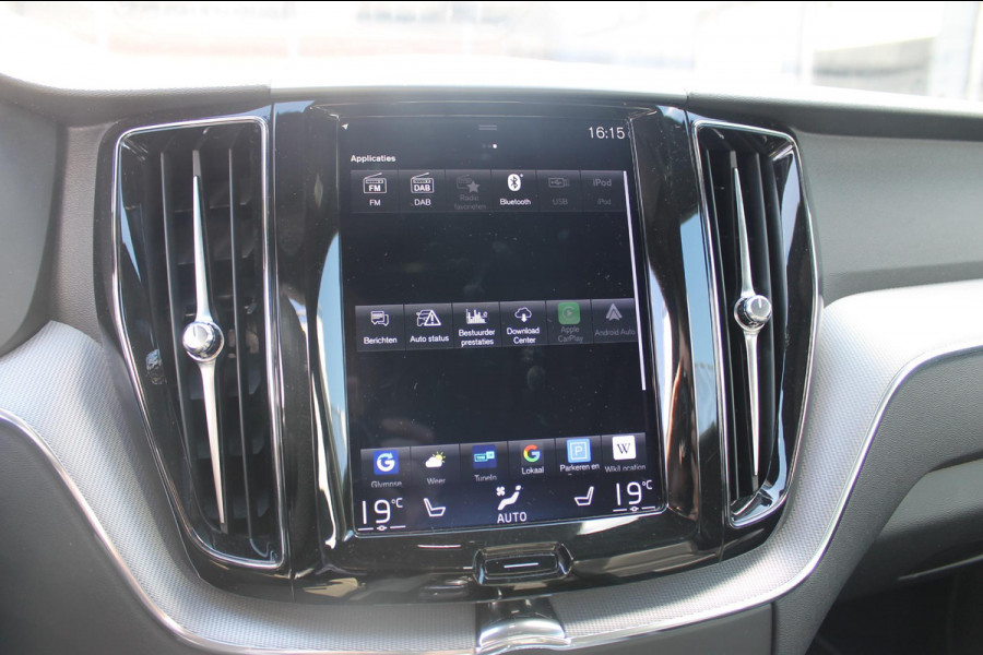 Volvo XC60 T8 Twin Engine AWD R-Design Luchtvering / Head-up display / BLIS / Elektrisch bedienbare bestuurderstoel met geheugen / Cruise control / Achteruitrij camera / Apple Carplay / Android auto /