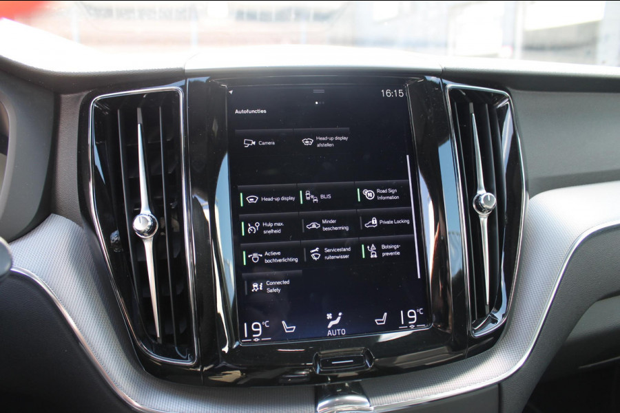 Volvo XC60 T8 Twin Engine AWD R-Design Luchtvering / Head-up display / BLIS / Elektrisch bedienbare bestuurderstoel met geheugen / Cruise control / Achteruitrij camera / Apple Carplay / Android auto /
