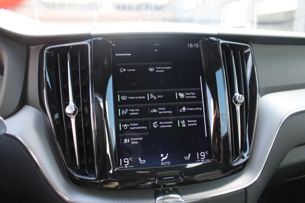 Volvo XC60 T8 Twin Engine AWD R-Design Luchtvering / Head-up display / BLIS / Elektrisch bedienbare bestuurderstoel met geheugen / Cruise control / Achteruitrij camera / Apple Carplay / Android auto /