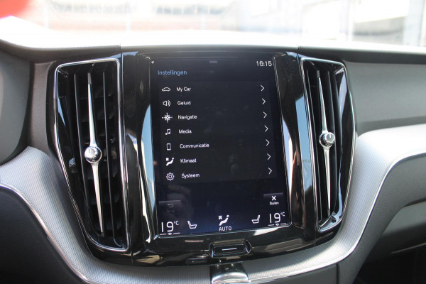 Volvo XC60 T8 Twin Engine AWD R-Design Luchtvering / Head-up display / BLIS / Elektrisch bedienbare bestuurderstoel met geheugen / Cruise control / Achteruitrij camera / Apple Carplay / Android auto /