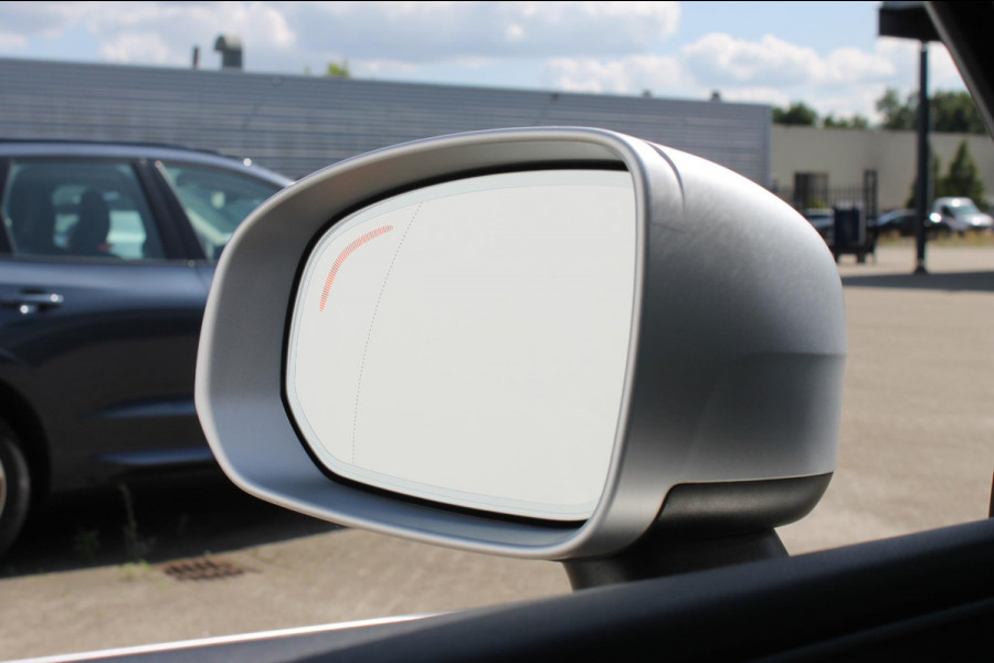 Volvo XC60 T8 Twin Engine AWD R-Design Luchtvering / Head-up display / BLIS / Elektrisch bedienbare bestuurderstoel met geheugen / Cruise control / Achteruitrij camera / Apple Carplay / Android auto /