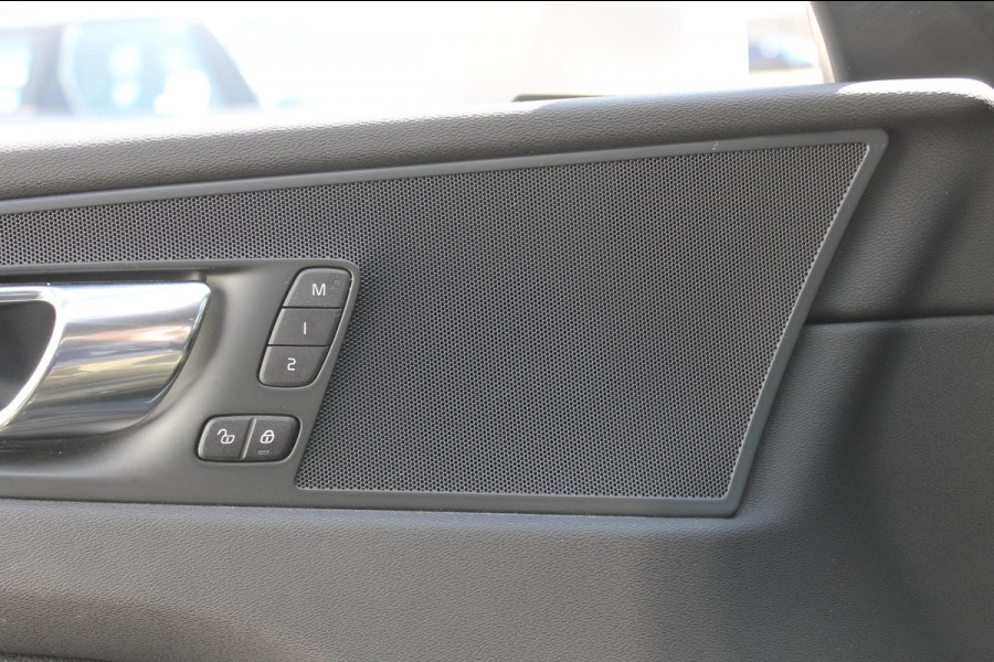Volvo XC60 T8 Twin Engine AWD R-Design Luchtvering / Head-up display / BLIS / Elektrisch bedienbare bestuurderstoel met geheugen / Cruise control / Achteruitrij camera / Apple Carplay / Android auto /