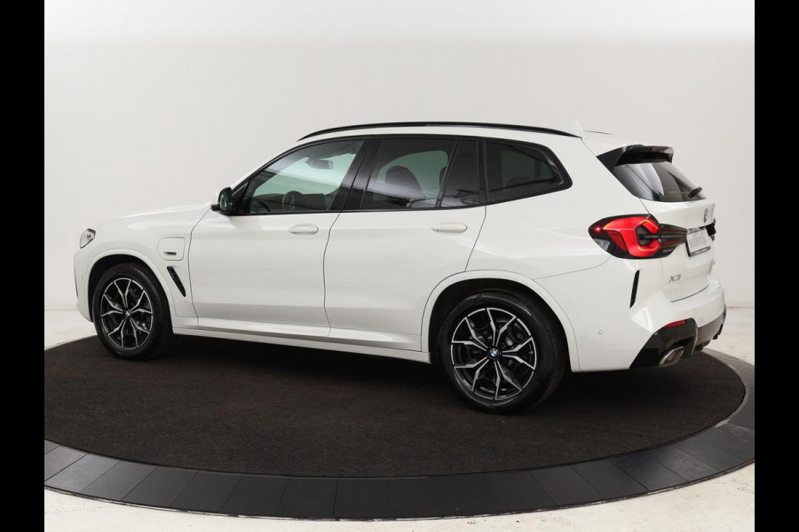 BMW X3 xDrive30e M-Sport | Leder | Adaptive cruise | Stoel & stuurverwarming | Carplay | Camera | Sportstoelen | Live Cockpit | Full LED | Navigatie