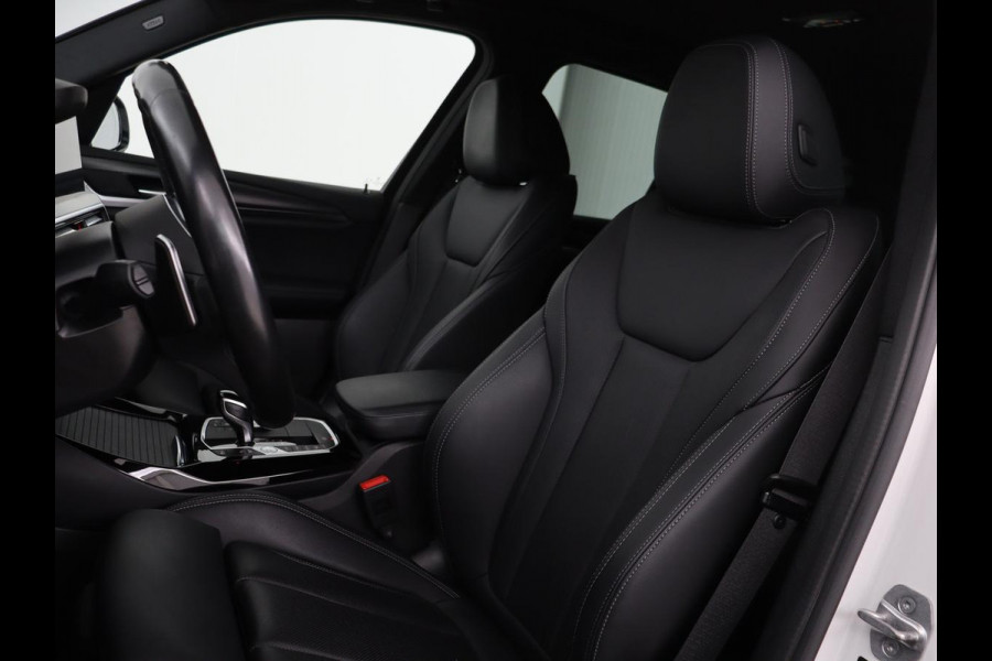 BMW X3 xDrive30e M-Sport | Leder | Adaptive cruise | Stoel & stuurverwarming | Carplay | Camera | Sportstoelen | Live Cockpit | Full LED | Navigatie