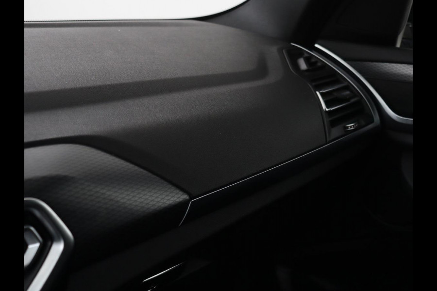 BMW X3 xDrive30e M-Sport | Leder | Adaptive cruise | Stoel & stuurverwarming | Carplay | Camera | Sportstoelen | Live Cockpit | Full LED | Navigatie