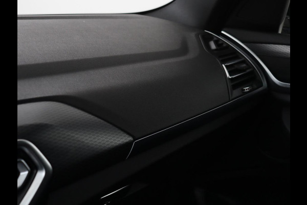 BMW X3 xDrive30e M-Sport | Leder | Adaptive cruise | Stoel & stuurverwarming | Carplay | Camera | Sportstoelen | Live Cockpit | Full LED | Navigatie