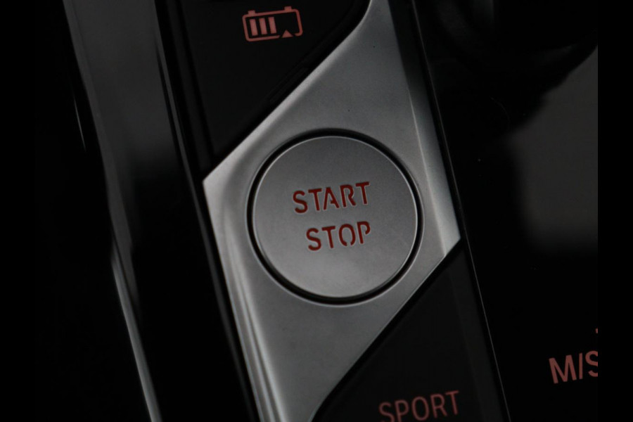 BMW X3 xDrive30e M-Sport | Leder | Adaptive cruise | Stoel & stuurverwarming | Carplay | Camera | Sportstoelen | Live Cockpit | Full LED | Navigatie