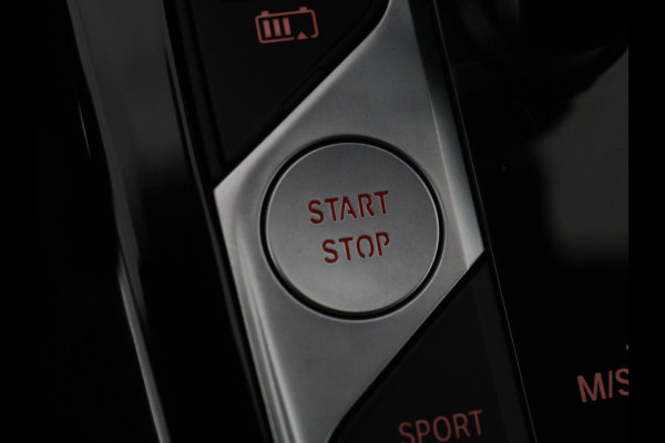 BMW X3 xDrive30e M-Sport | Leder | Adaptive cruise | Stoel & stuurverwarming | Carplay | Camera | Sportstoelen | Live Cockpit | Full LED | Navigatie