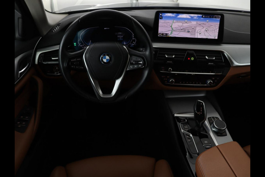 BMW 5 Serie 530e Business Edition Plus | Laser LED | Head-Up | Leder | Stoelverwarming | Trekhaak | Camera | Park Assist | Carplay | Navigatie | Memory | Live Cockpit
