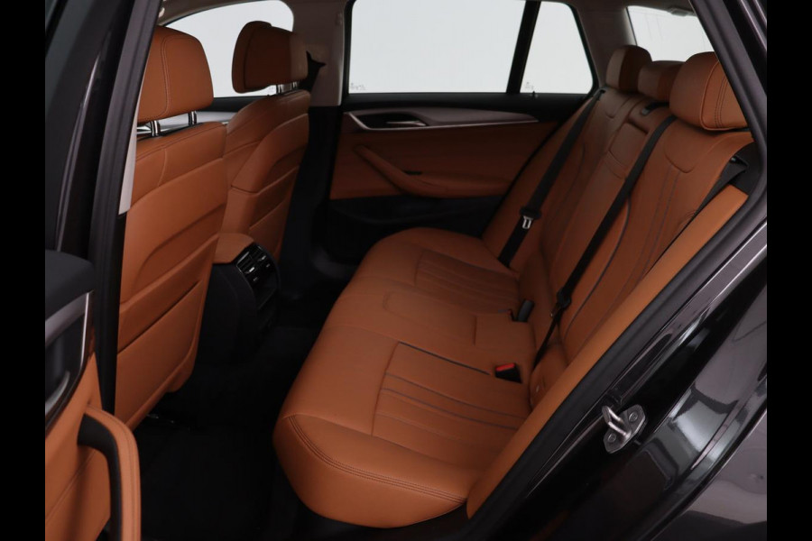 BMW 5 Serie 530e Business Edition Plus | Laser LED | Head-Up | Leder | Stoelverwarming | Trekhaak | Camera | Park Assist | Carplay | Navigatie | Memory | Live Cockpit