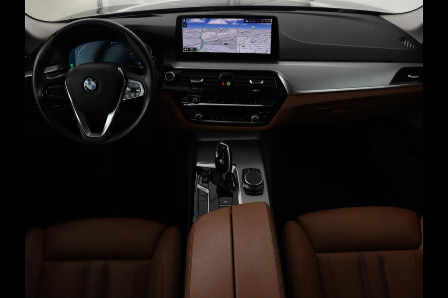 BMW 5 Serie 530e Business Edition Plus | Laser LED | Head-Up | Leder | Stoelverwarming | Trekhaak | Camera | Park Assist | Carplay | Navigatie | Memory | Live Cockpit