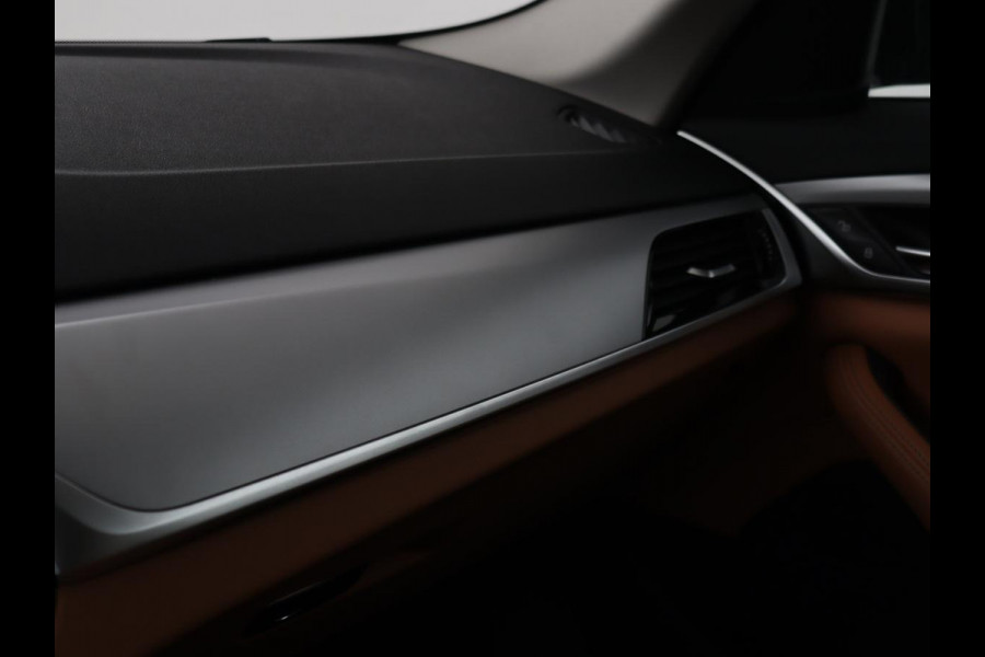 BMW 5 Serie 530e Business Edition Plus | Laser LED | Head-Up | Leder | Stoelverwarming | Trekhaak | Camera | Park Assist | Carplay | Navigatie | Memory | Live Cockpit