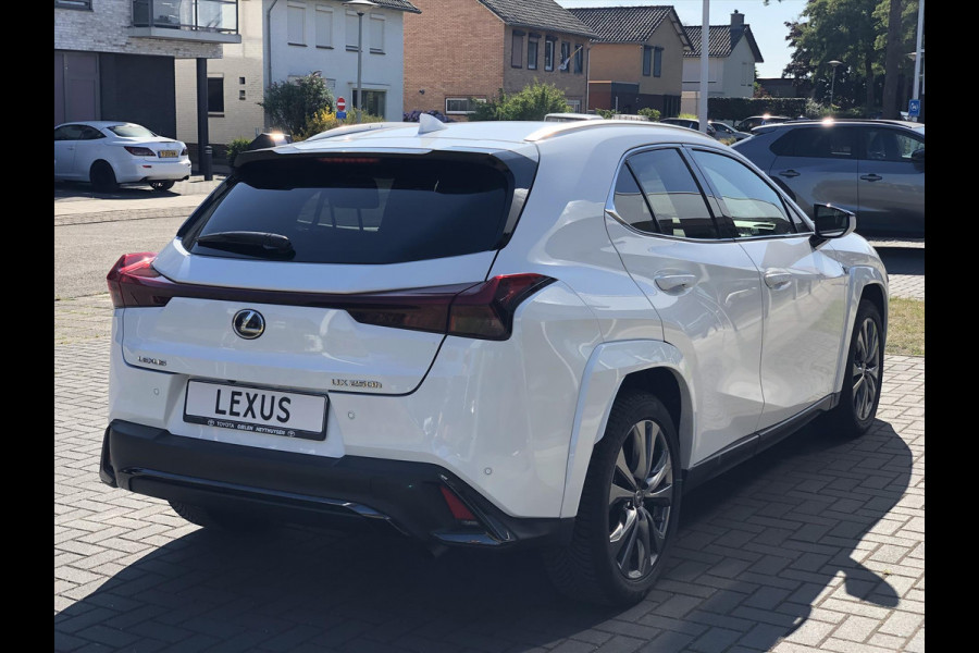 Lexus UX 250h F Sport Line | Facelift, Head up display, Blind Spot, 18 inch, Parkeersensoren, Stoel + Stuurverwarming, Groot scherm