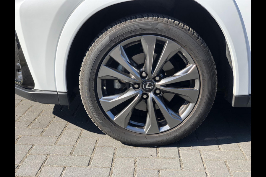 Lexus UX 250h F Sport Line | Facelift, Head up display, Blind Spot, 18 inch, Parkeersensoren, Stoel + Stuurverwarming, Groot scherm