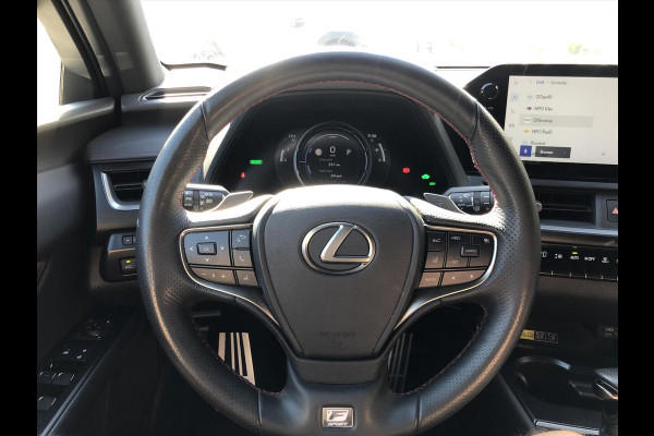 Lexus UX 250h F Sport Line | Facelift, Head up display, Blind Spot, 18 inch, Parkeersensoren, Stoel + Stuurverwarming, Groot scherm