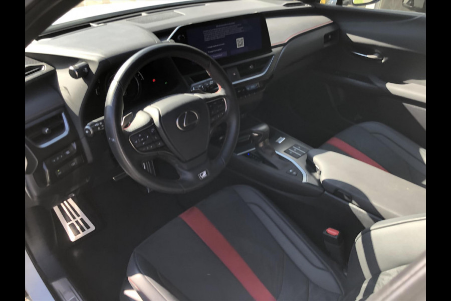 Lexus UX 250h F Sport Line | Facelift, Head up display, Blind Spot, 18 inch, Parkeersensoren, Stoel + Stuurverwarming, Groot scherm