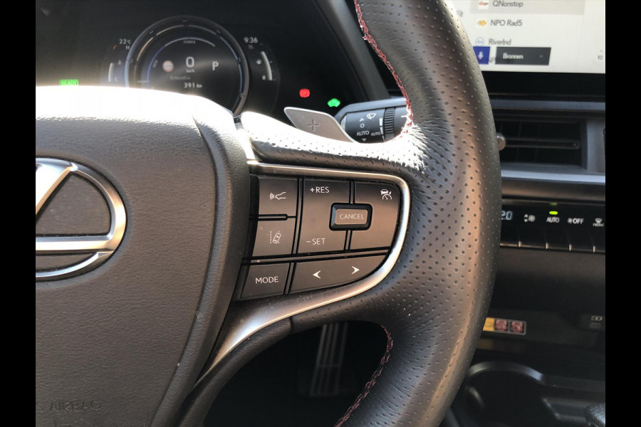 Lexus UX 250h F Sport Line | Facelift, Head up display, Blind Spot, 18 inch, Parkeersensoren, Stoel + Stuurverwarming, Groot scherm