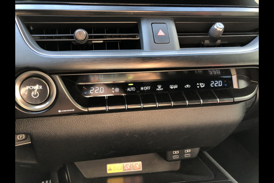 Lexus UX 250h F Sport Line | Facelift, Head up display, Blind Spot, 18 inch, Parkeersensoren, Stoel + Stuurverwarming, Groot scherm