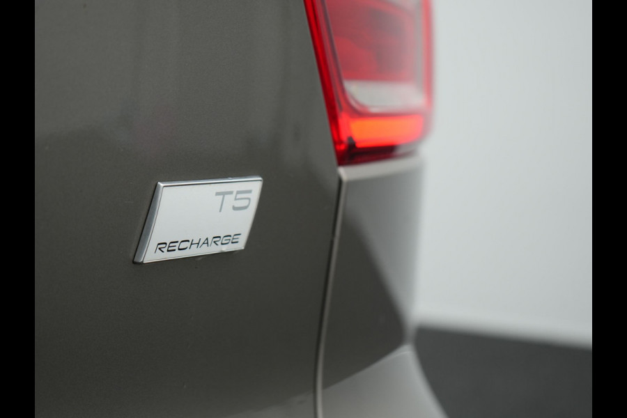 Volvo XC40 T5 Recharge Inscription Plug In Hybrid PHEV | Panodak | Trekhaak af Fabriek | Adaptive Cruise | Harman Kardon | Camera | Verwarmde Lederen Sportstoelen |