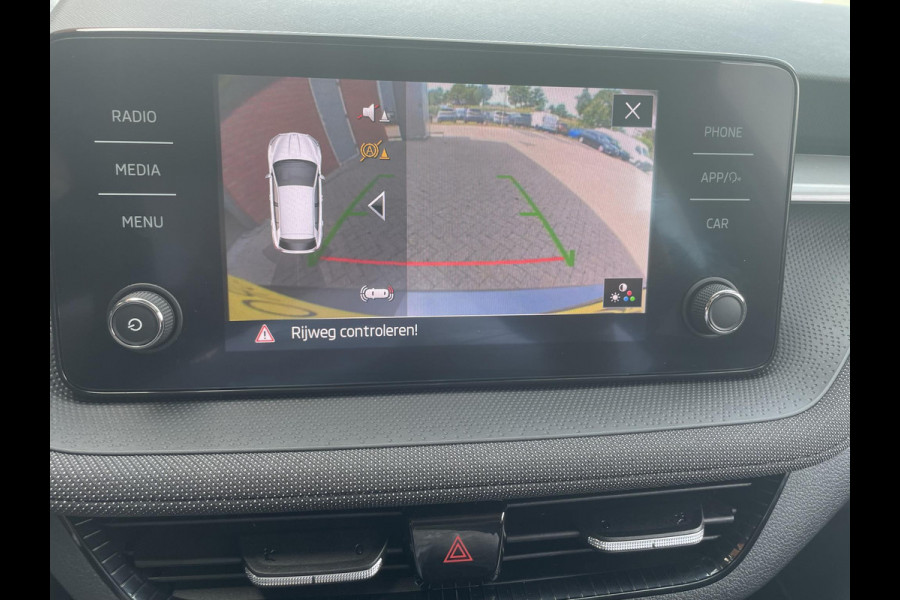 Škoda Fabia 1.0 TSI Ambition Panoramadak Navigatie Carplay PDC Camera Adaptive Cruise Control Stoelverwarming Full LED Climatronic
