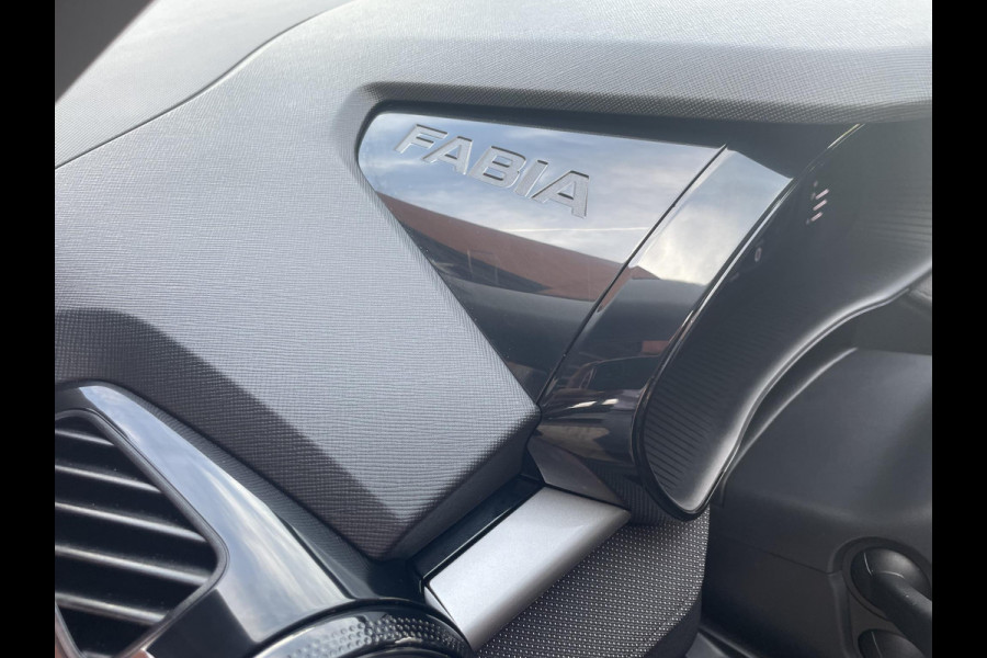 Škoda Fabia 1.0 TSI Ambition Panoramadak Navigatie Carplay PDC Camera Adaptive Cruise Control Stoelverwarming Full LED Climatronic
