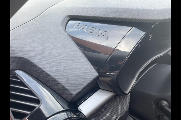 Škoda Fabia 1.0 TSI Ambition Panoramadak Navigatie Carplay PDC Camera Adaptive Cruise Control Stoelverwarming Full LED Climatronic