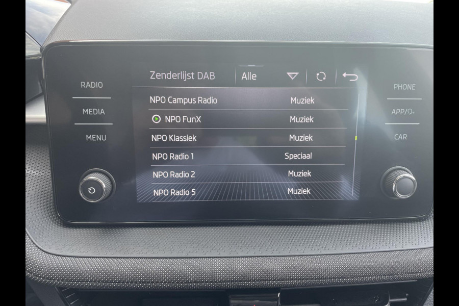 Škoda Fabia 1.0 TSI Ambition Panoramadak Navigatie Carplay PDC Camera Adaptive Cruise Control Stoelverwarming Full LED Climatronic