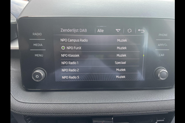 Škoda Fabia 1.0 TSI Ambition Panoramadak Navigatie Carplay PDC Camera Adaptive Cruise Control Stoelverwarming Full LED Climatronic