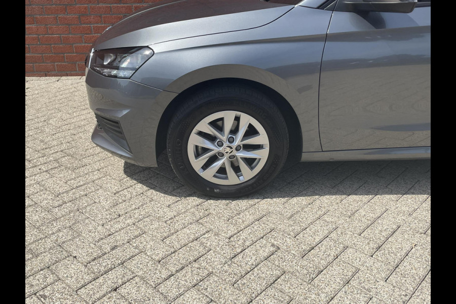 Škoda Fabia 1.0 TSI Ambition Panoramadak Navigatie Carplay PDC Camera Adaptive Cruise Control Stoelverwarming Full LED Climatronic
