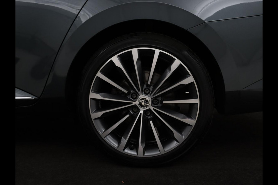 Škoda Superb Combi 1.4 TSI iV Laurin & Klement | Panoramadak | Leder | Trekhaak | Adaptive cruise | Stoelverwarming | Canton Sound |